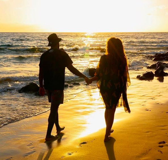 凯里-欧文在Instagram晒出一张与女友在海边散步的照片。